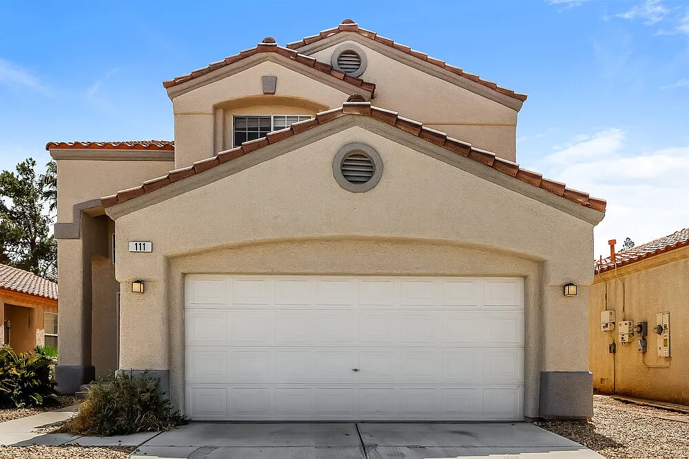 3 bed, 2.5 bath, 1800 sqft, $2,220 — Photo 1