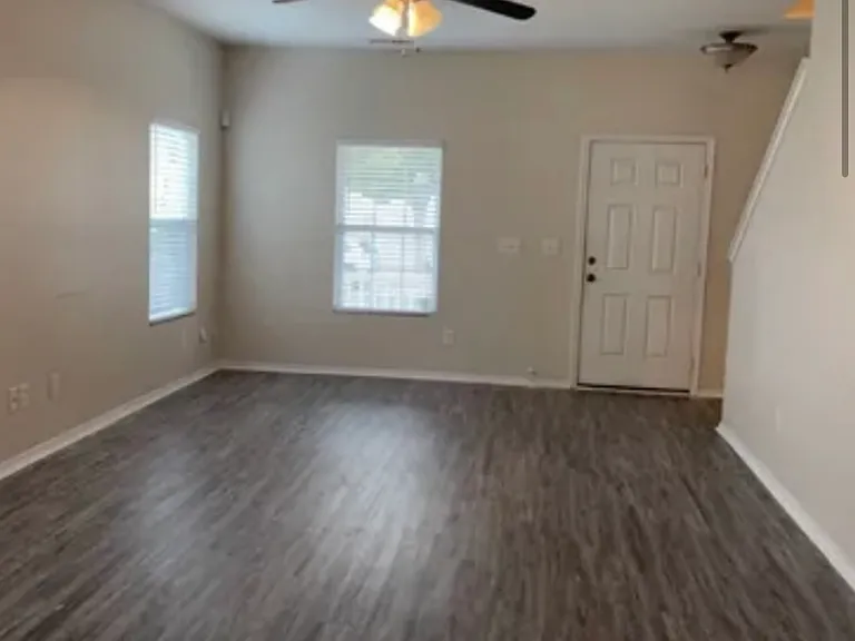 1017 Willow Wind Dr — Photo 2