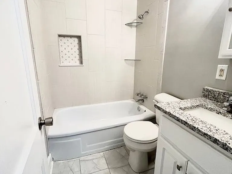 205 Clyde Ave N — Photo 8