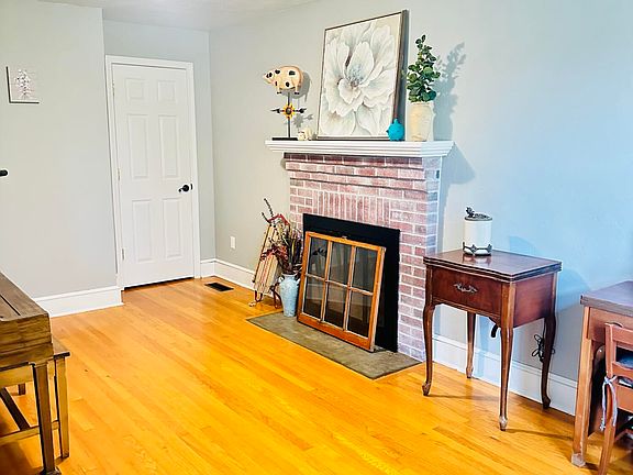 4th image of 1818 Burnt Chimney Rd