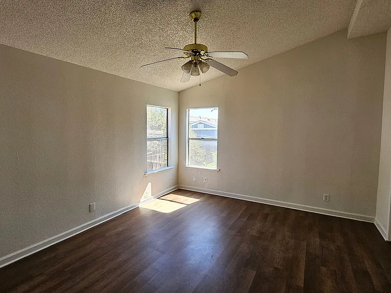 21761 Wisteria St — Photo 14