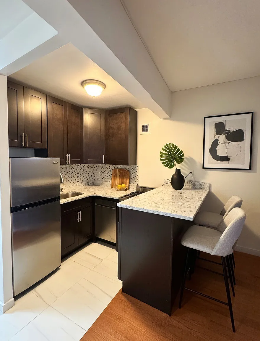 7 East 32nd Street — Photo 2