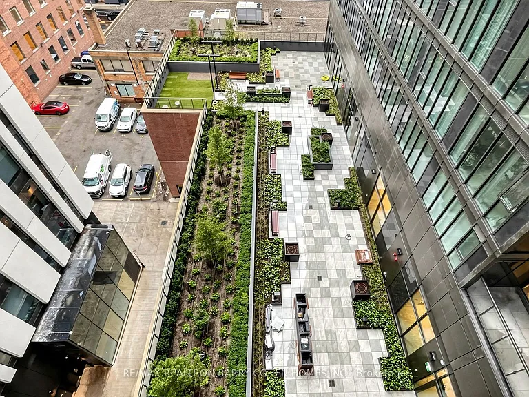 400 King St W #823 — Photo 45