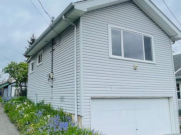 2nd image of 3630 1/2 Lombard Ave