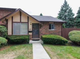 18W237 Lowell Ln #237, Villa Park, IL