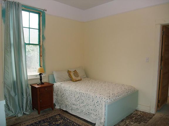 5th image of 1028 Louisa St