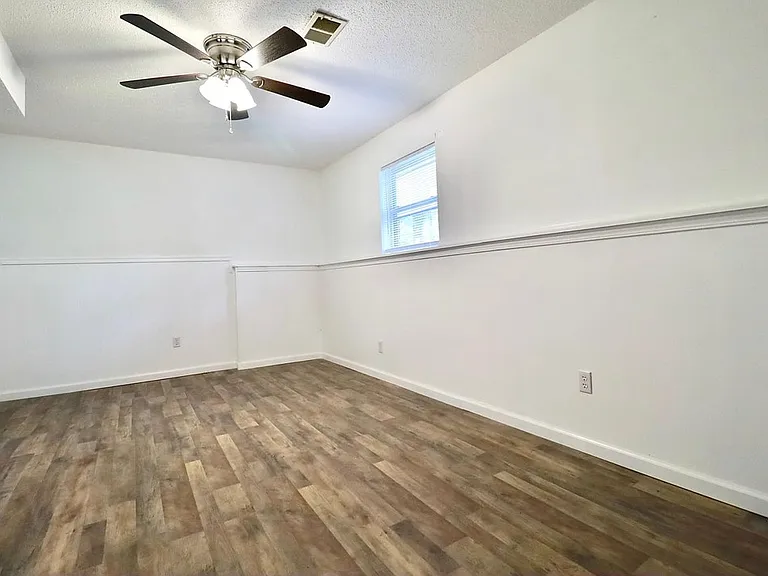 1108 Hess Ave — Photo 14