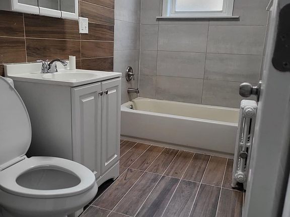 Beautiful full bathroom