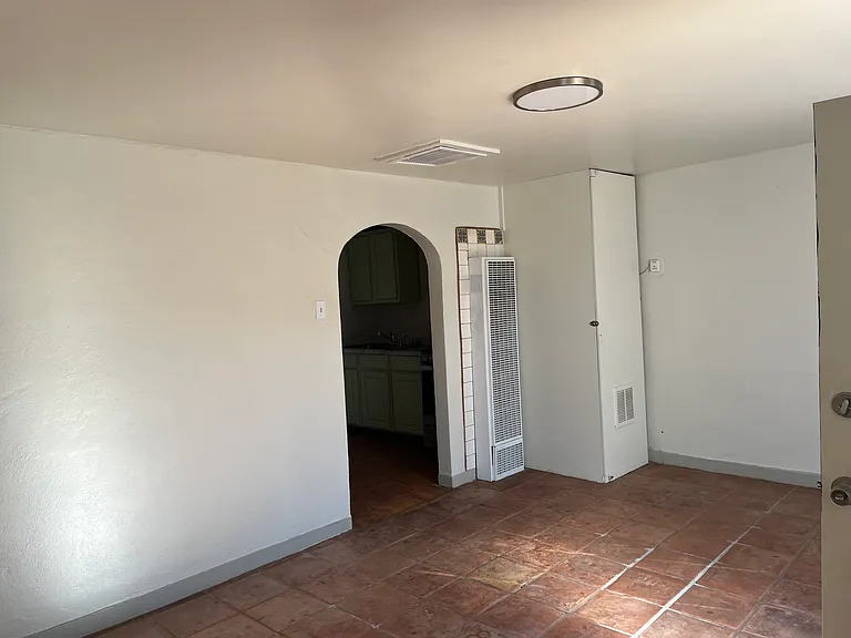 Updated 2 Bed 1 Bath Nob Hill Apartment Just 2 Blocks to UNM — Photo 27