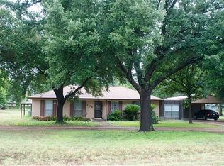 208 E 15th St, Cameron, TX 76520
