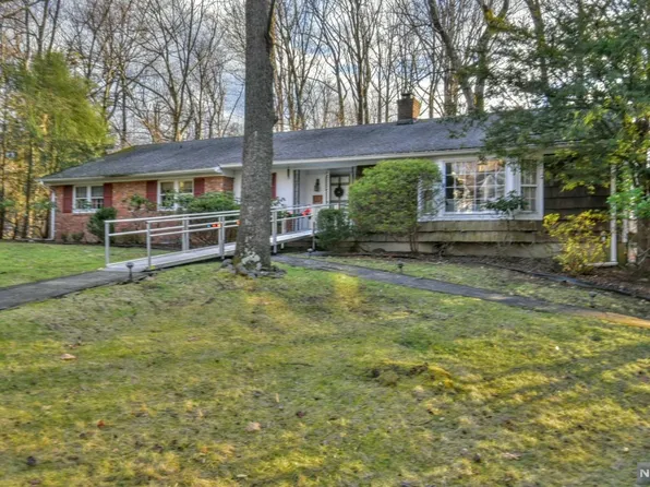36 Hampshire Hill Rd, Upper Saddle River, NJ 07458