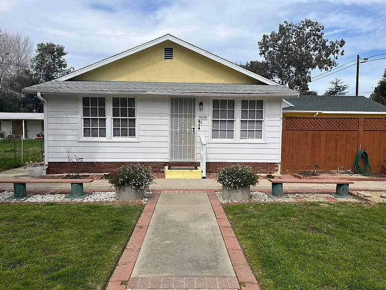 565 Hobbs Ln — Photo 2