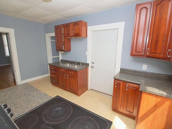 5th image of 2115 N Division St