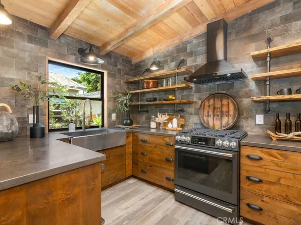 252 Walnut St, Costa Mesa, CA 92627