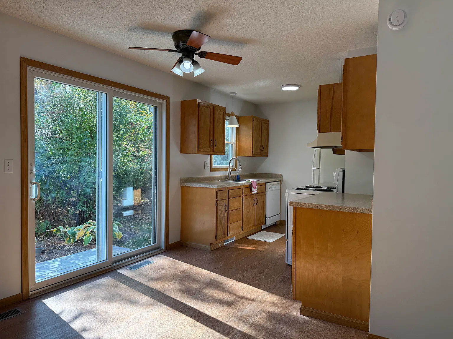 2 bed, 900 sqft, $1,900 — Photo 2