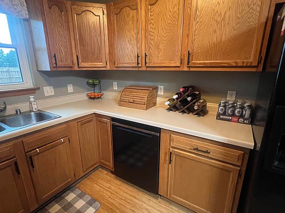 5th image of 22 Sweet Briar Ln