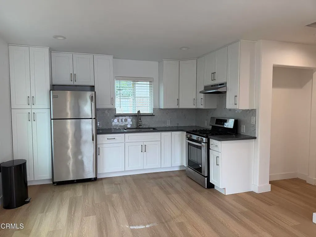 2 bed, 2.0 bath, 749 sqft, $3,000 — Photo 2