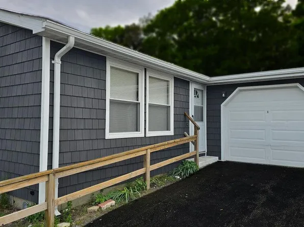 135 Village Circle W, Manorville, NY 11949