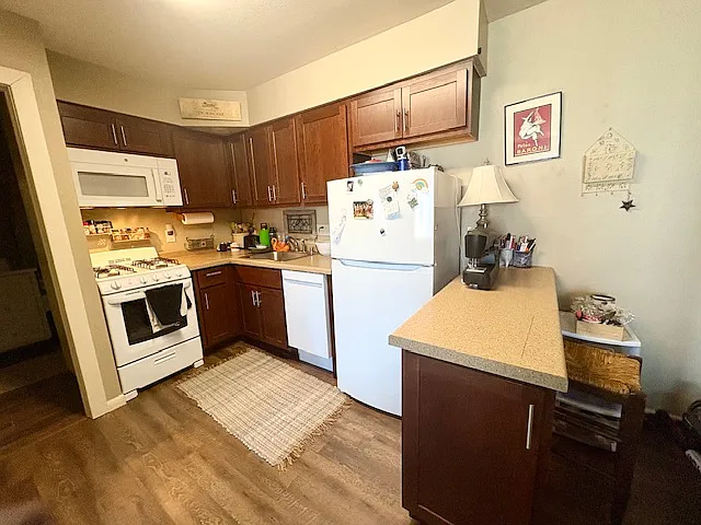 Middleton Commons — Photo 11