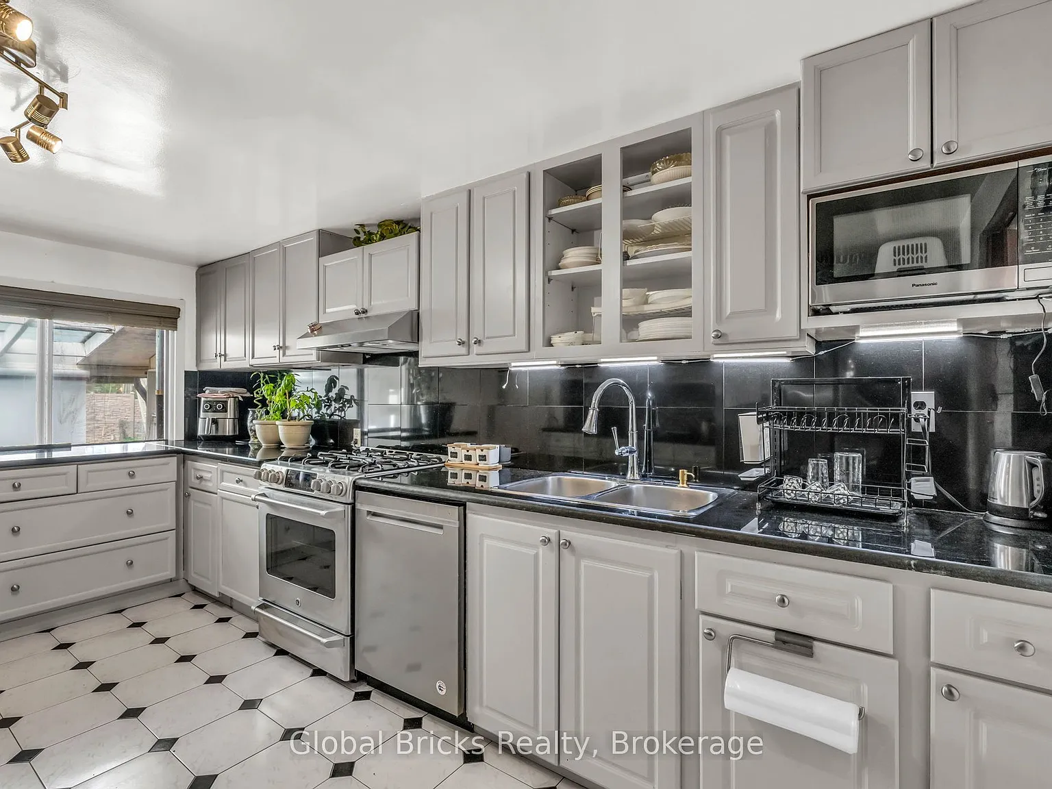 3 bed, $2,400 — Photo 3