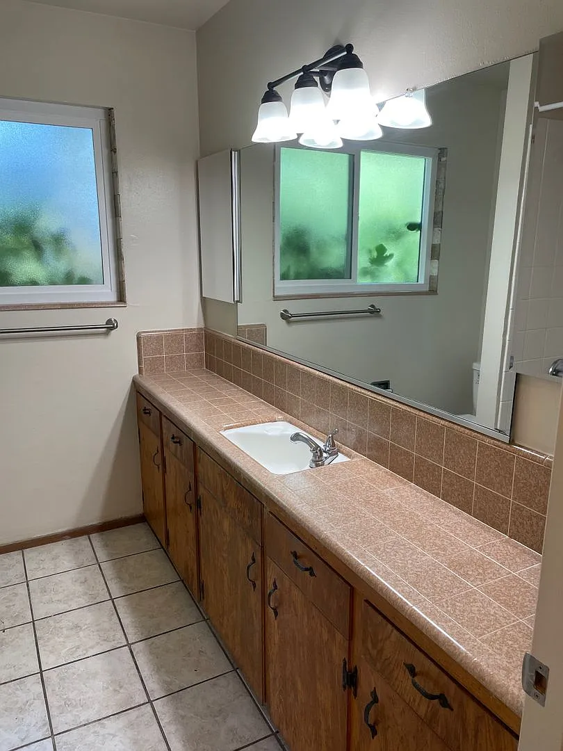 2 Bedroom, 1 Bath Apartment — Photo 4