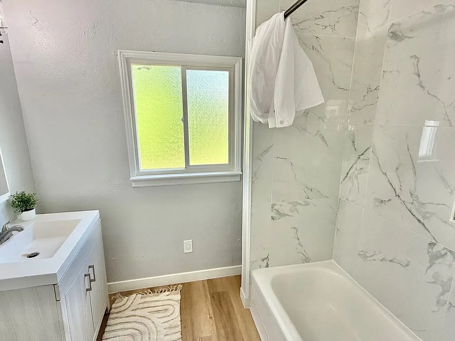 6 bed, 2400 sqft, $2,950 — Photo 4