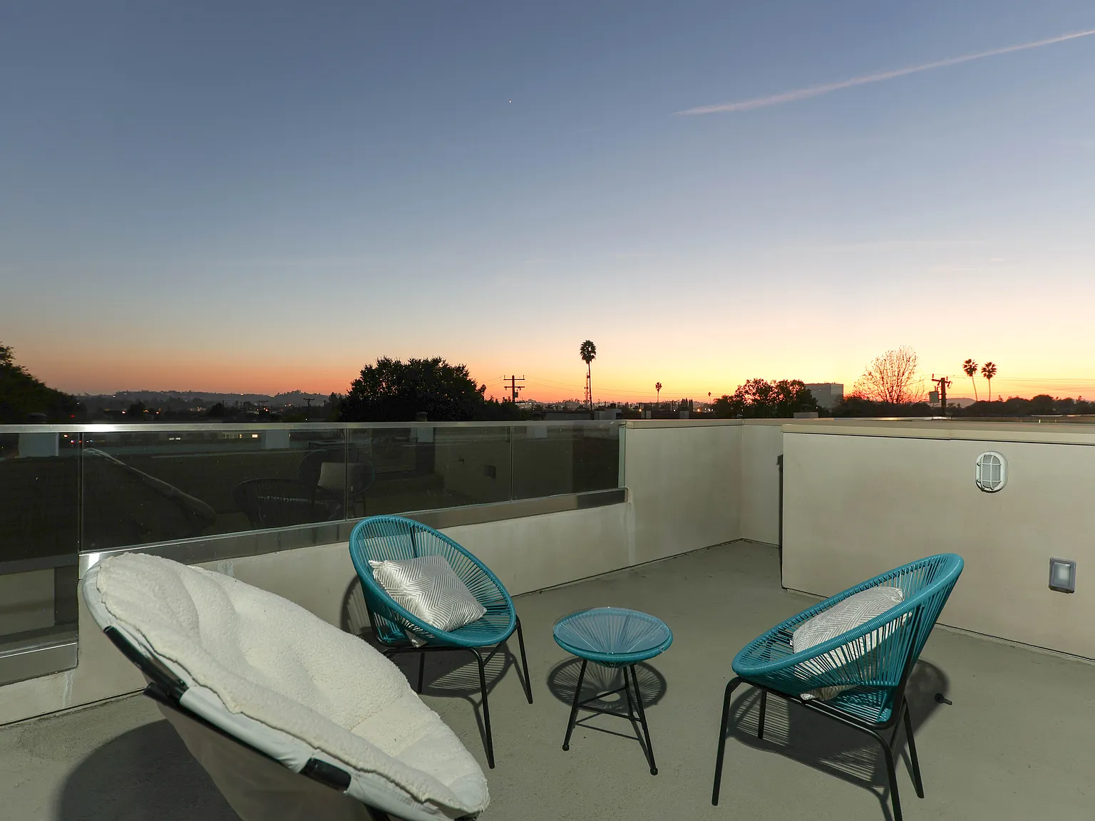 2 bed, 1100 sqft, $6,500 — Photo 3