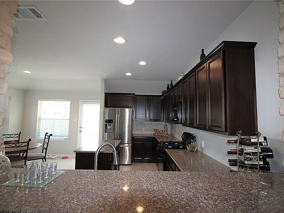 4th image of 336 Chaparro Dr