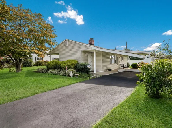 10 Serpentine Ln, Levittown, PA 19055