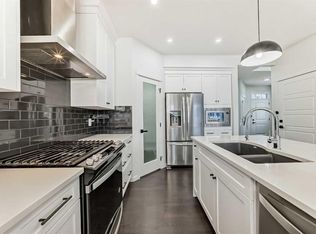 31 W Creekside Grv SW, Calgary, AB T2X 4A8