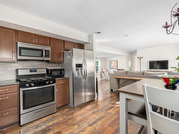 4th image of 7 Garden Ln