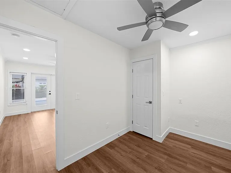 402 Erie Ave — Photo 32