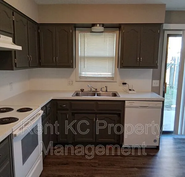 7013 Orchard St — Photo 1