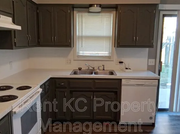 7013 Orchard St, Pleasant Valley, MO 64068