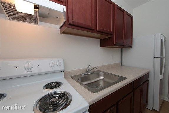3302 Clifton Ave Apartments Baltimore Kitchen
