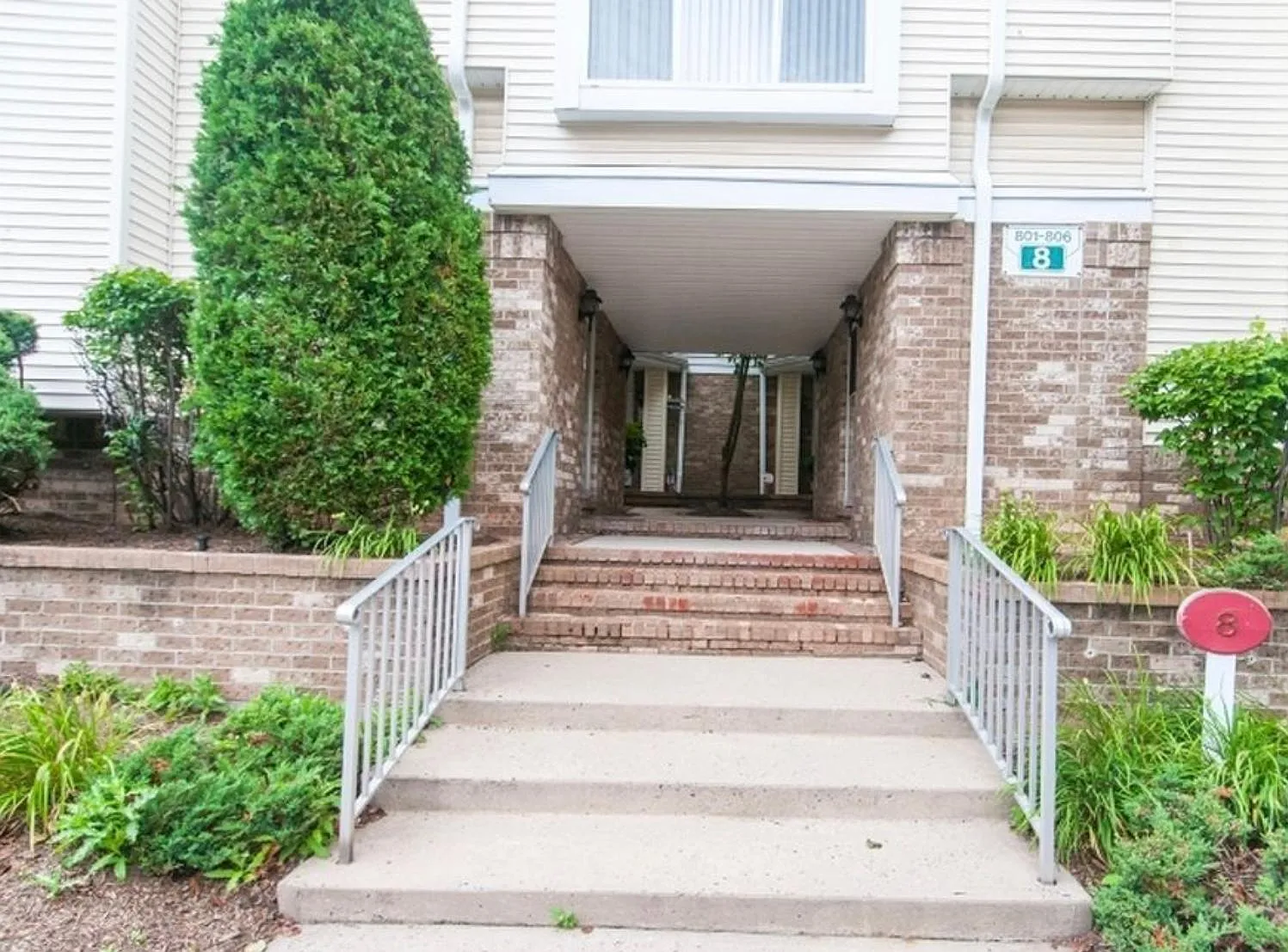 805 Madaline Dr photo 1