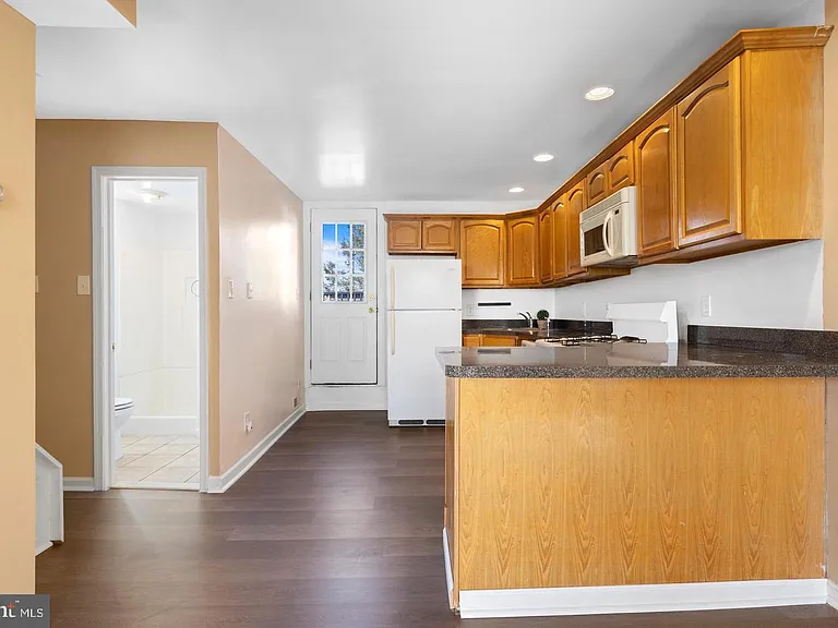 400 Green Ln #2 — Photo 5