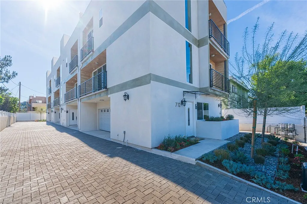 4 bed, 2012 sqft, $6,500 — Photo 2