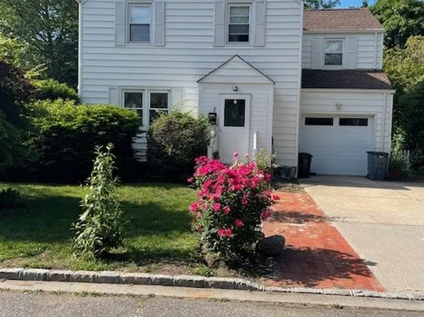 7 Appletree Ln, Great Neck, NY 11024
