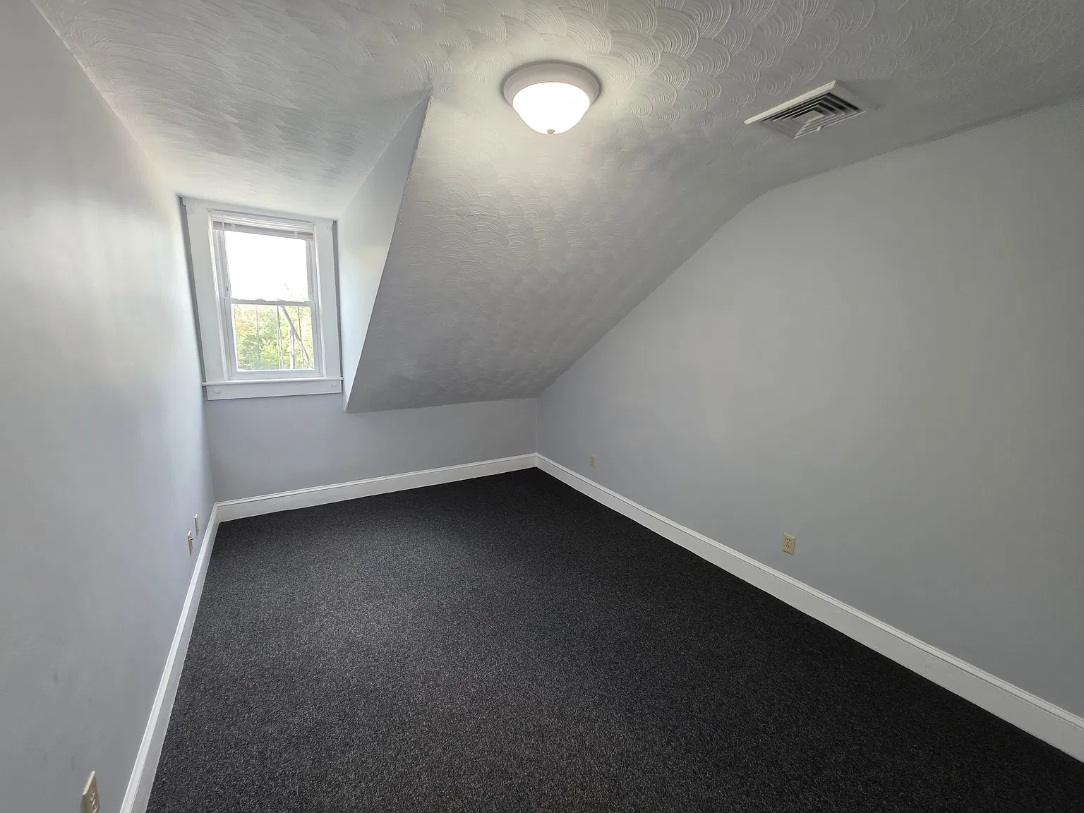  11 River St 3rdflr 2b/1b Renovated! Newfloors! Newpaint! Nopets Prkg — Photo 4