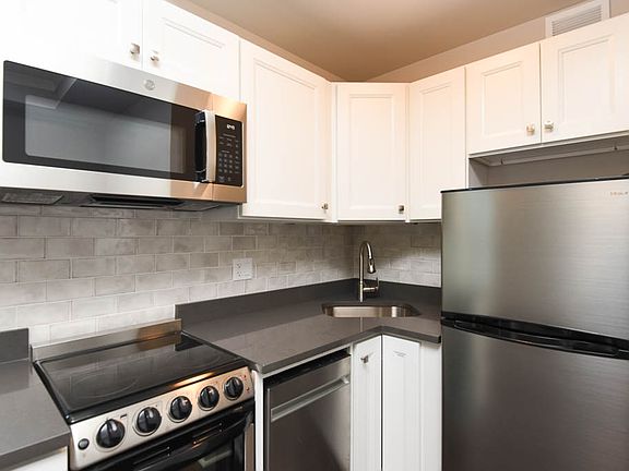 3rd image of 640 W Wrightwood Ave APT 406