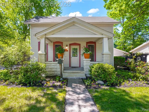 406 E Sherman St, Holly, MI 48442