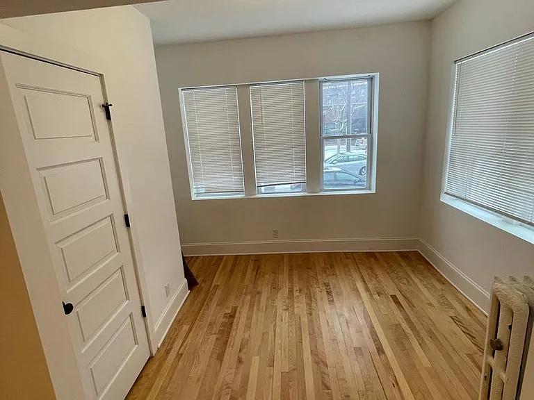 2118 Dupont Ave S — Photo 3