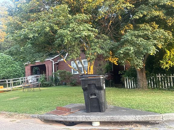 5th image of 733 College St