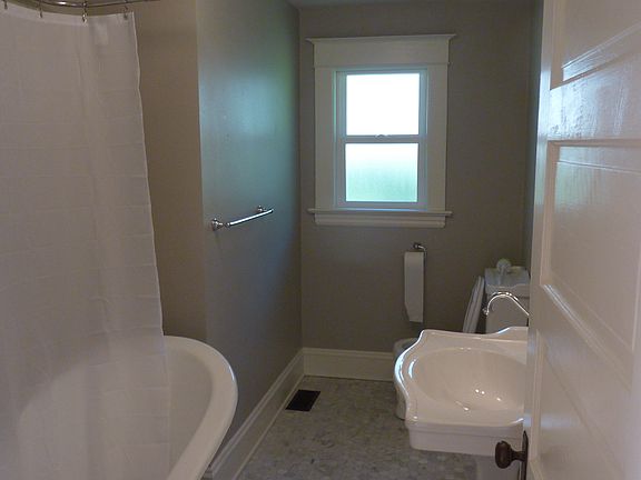 Main level bath