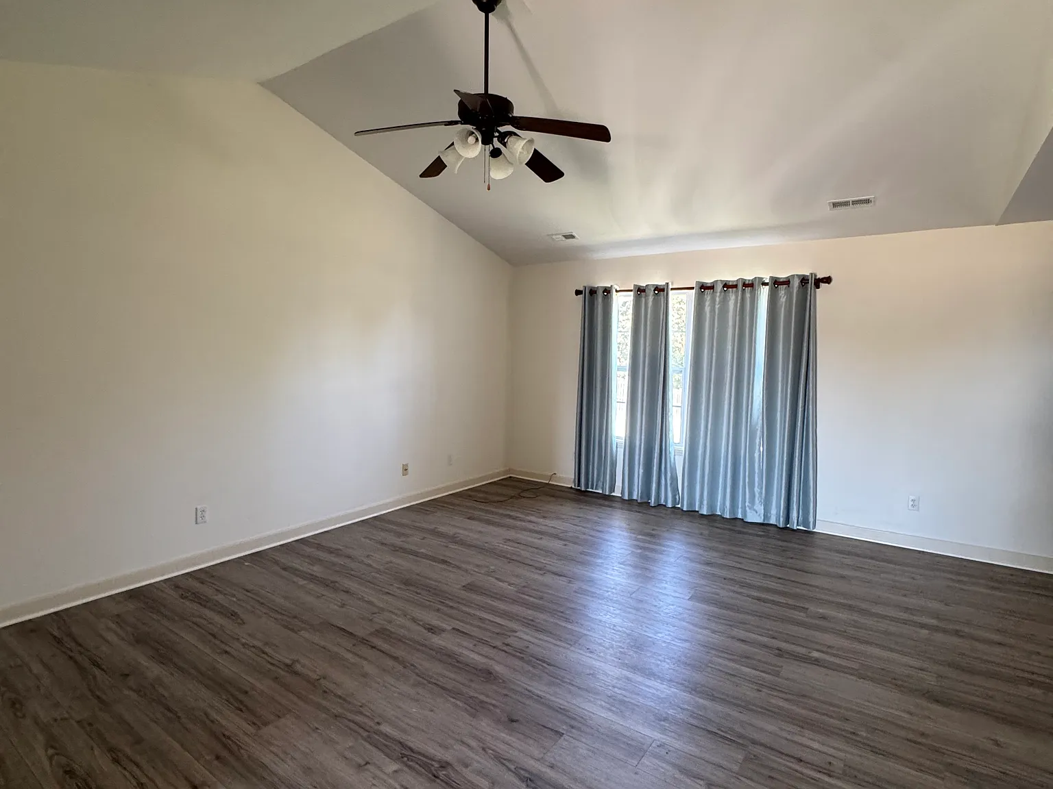 3 bed, 1600 sqft, $1,800 — Photo 2