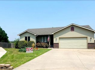2807 Country Acres Ct, Dodge City, KS 67801