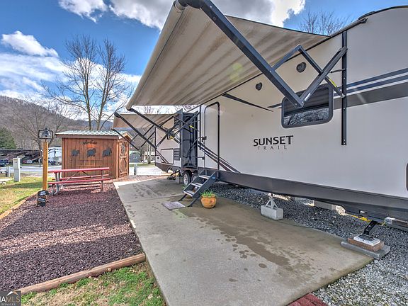 3rd image of 46 Holiday Rambler Ln