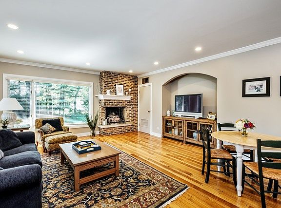 4th image of 326 Woodland Ave