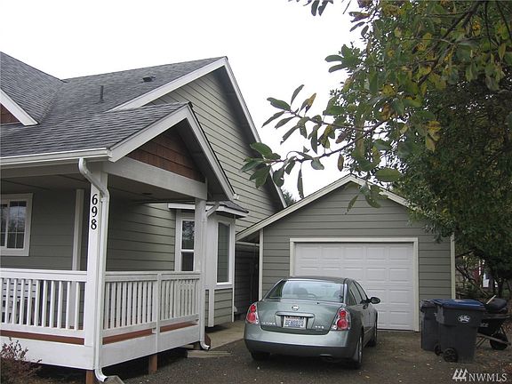 3rd image of 698 Island Cir SE